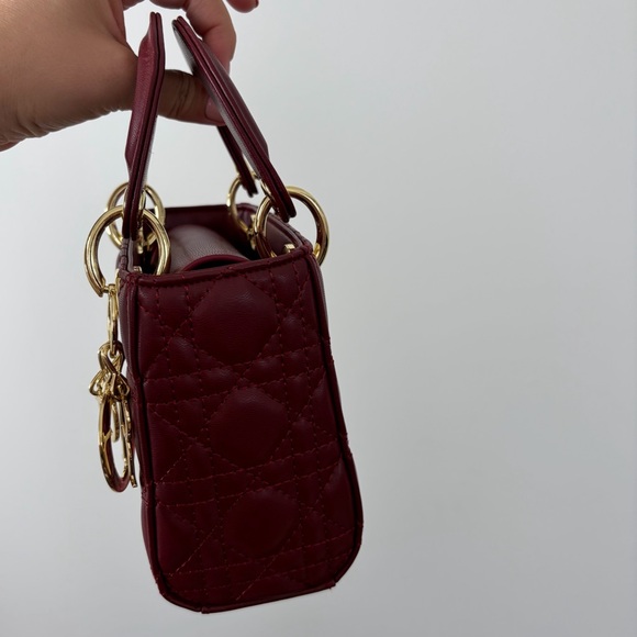 Elegant Burgundy Handbag - Picture 2 of 4
